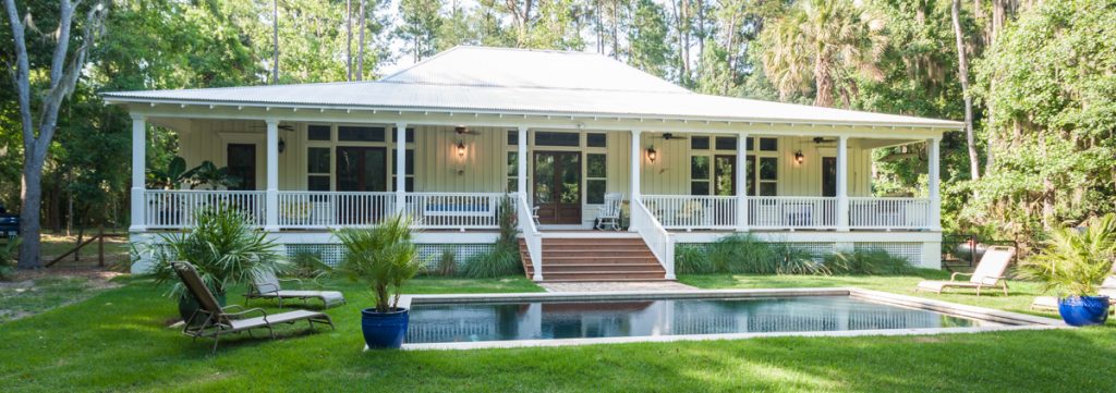 House with porch and pool